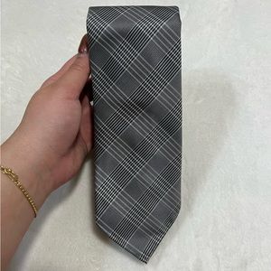 GREY LINES PATTERN SILK TIE